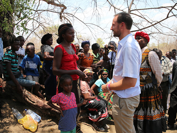 Kronprins Haakon besøker landsbyen Kazungula i Zambia for å lære om hvordan klimaendringene påvirker deres liv. Foto: Stein J. Bjørge.